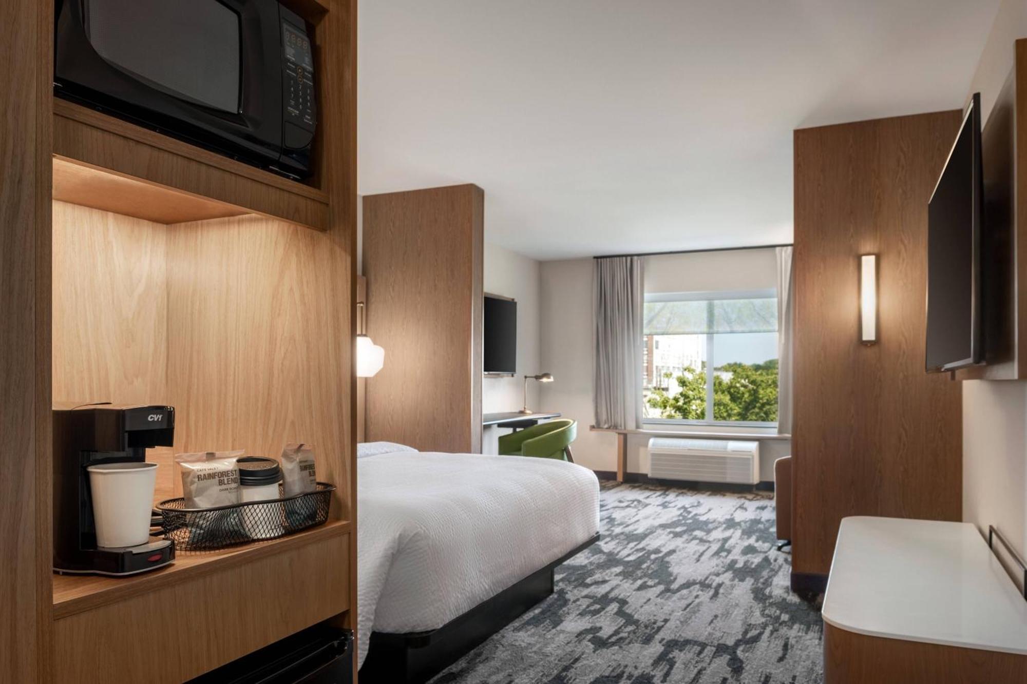 Fairfield & By Marriott Milwaukee West Hotel 3*