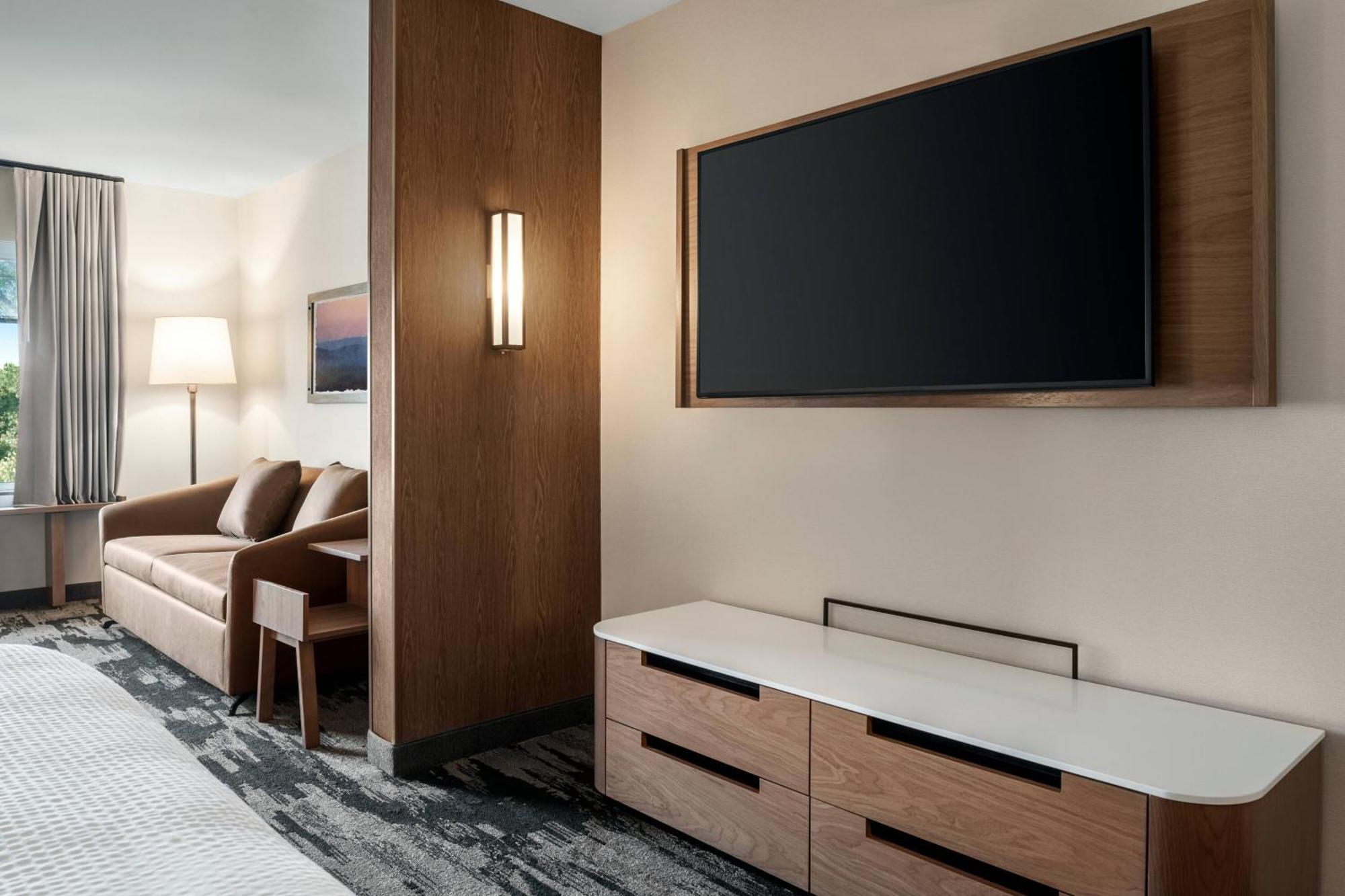 Fairfield & By Marriott Milwaukee West Hotel West Milwaukee